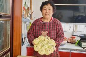 农村妈妈教你用电饼铛做面包，食材家里都有，香甜松软真好吃！视频封面