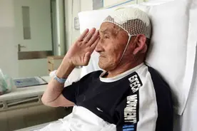 湖北90岁重病老汉,因欠巨额医药费暴露身份,院方自发捐款为其救治图片
