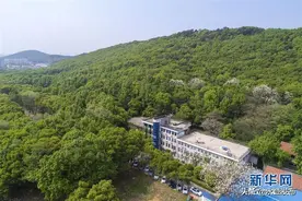 在中国一所大学的山洞里，有这样一群“追引力的科学家”图片