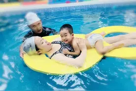 宝宝第一次游泳为何如此困难？婴幼儿游泳如何有序进行？图片