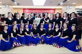 疫情之下，跳广场舞的大妈们发明了“宅家舞”来解馋图片