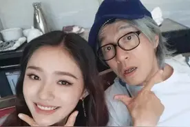 林允录节目给周星驰打电话，谁留意她第一句话说了啥？我没听错吧图片