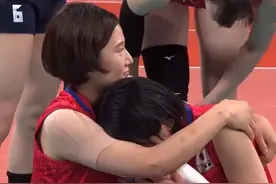 太惨了！日本女排一姐哭得肝肠寸断，拖着伤腿冒险复出仍泪别奥运图片
