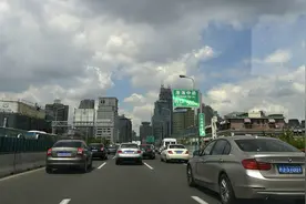 男子加油站偶遇“同号车牌”，另一位车主：不服报警图片