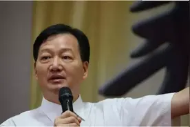 大学生辞职养猪，27年赚1100亿，年终奖给每个员工送辆车图片