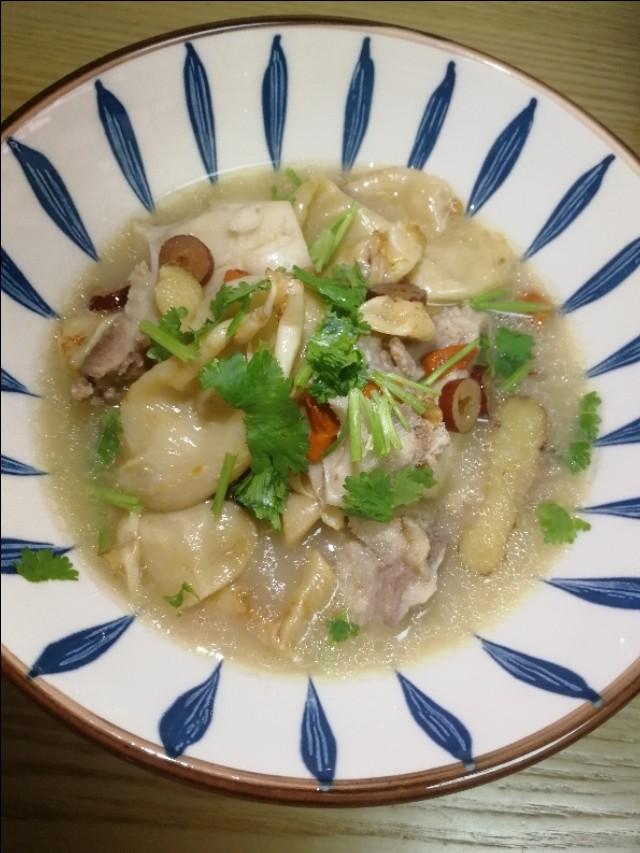 感冒咳嗽可以喝花胶猪骨汤吗 2026年感冒咳嗽可以饮花胶瘦肉汤吗