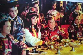 《红楼梦》：王熙凤当了三次金项圈，难道荣国府真的穷了？图片