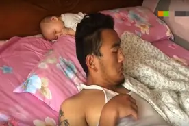 “不靠谱奶爸”带娃午睡，醒来发现娃“丢了”，结果逗笑网友图片