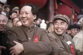 毛主席和周总理告诉我们：站在平等的地位，不要盲目地崇拜他人图片
