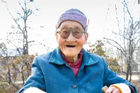 92岁老人天天戴着近百年的石头镜，给多少钱都不卖，听她怎么说图片