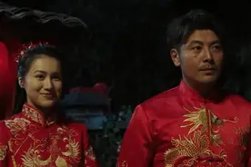 农村青年租个女友回家，不料却假戏真做，当场摆酒宴结婚，国产片图片