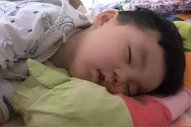 宝宝睡觉时有这3个动作，很可能是缺钙了，家长科学补钙才有效图片