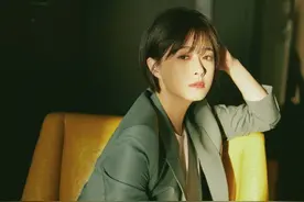蒋欣帅气西装，短发知性温柔图片