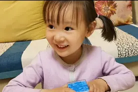 小朋友超级喜欢的3d迷宫玩具，姐妹俩玩的很搞笑，就是有点难图片