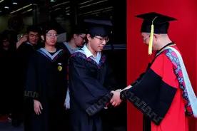 北大毕业典礼，评论区里“画风突变”，网友恳求：你们留下来吧图片
