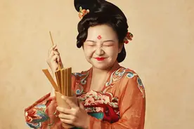 辣目洋子穿复古装秀身材，以“胖”为美也可以如此妖娆图片