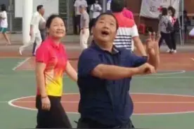 学生偷拍老师“尴尬时刻”，画面有点辣眼睛，老师看后想打人图片