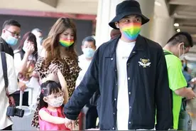 秦昊女儿接机爸爸，小米粒正脸罕见曝光，女助理穿豹纹短裙太抢镜图片
