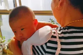 为什么宝宝喜欢被抱着走动，坐下就闹、放下就哭？原来是这些原因图片