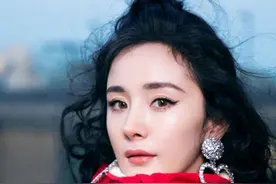 秋冬季穿搭有点单调？银光闪闪的耳坠，让搭配更加脱颖而出图片
