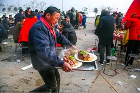 山东农村大席菜太豪横了，360块钱16个菜，场面壮观外地人看傻眼图片