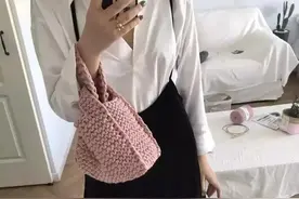 棒针图库|网红手腕挂包图片