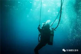 @海军潜水员，你水下训练的样子很飒图片