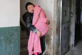 永不离弃！年轻丈夫放弃高薪工作全职照顾植物人妻子图片