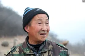 66岁大叔深山里放羊发现"金凤凰”坚守喂养4年，如今有意外收获图片