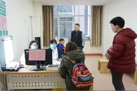 男孩早发育很难被发现，这4类零食就是“催熟剂”，家长请自查图片