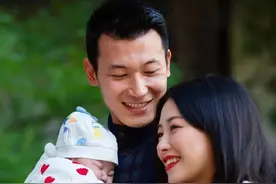 朱珠首晒全家福，为女儿举办命名仪式，孩子可爱出镜被宾客团宠图片