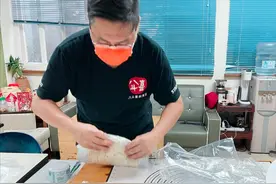 56岁男星卖葱油饼补贴家用！自曝赚不到几个钱，曾获金钟奖登春晚图片