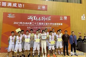 美女教练带校男篮队夺冠……这真不是青春片的剧本？图片