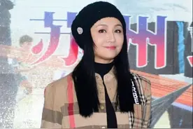 曹颖看不出是74年的，穿格纹衬衫搭一身黑，再戴贝雷帽时尚减龄图片