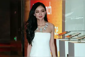 美女歌手汪小敏，白色长裙配上防水台高跟鞋美出新境界图片