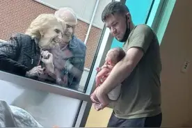 爷爷奶奶带狗探望刚出生的小宝宝，狗子一脸懵逼：我的地位不保了图片