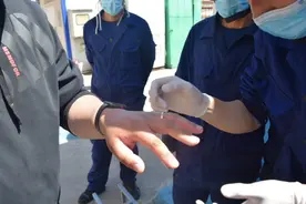 婚戒戴上就未曾取下，男子手指肿胀求助消防员图片
