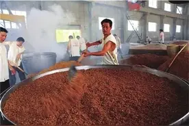 买白酒看酒瓶上的执行标准代码，不会花冤枉钱买酒精勾兑酒！图片