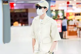 王鹤棣私服照，香草冰淇淋色的套装，清爽的穿搭图片