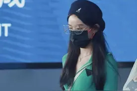 赵丽颖离婚后瘦得让人心痛，穿针织衫配阔腿裤撑不起，89斤像麻杆图片