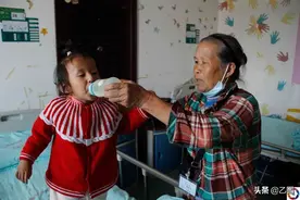 儿子做了上门女婿，孙女患病后被儿媳赶出家门，奶奶：我不怨她图片