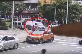 悔！5岁男童被卷入车底，肇事司机是亲生父亲图片