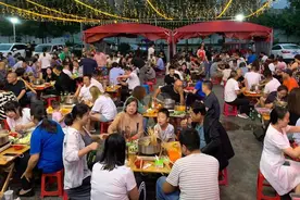 2人吃串串，5点到店已人满为患，结账后感慨，这生意能月入10万图片