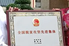 颁奖中，颁奖的领导为什么有时在左有时居右？图片