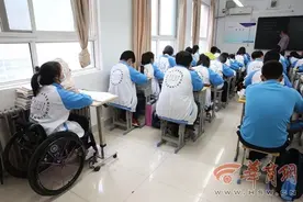 未央正能量 | 高一女生坐轮椅坚强求学 同学组志愿者队天天抬她上下楼图片