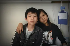 14岁少年渴盼母爱，和25岁后妈感情深厚，写下“很怕失去她”图片