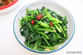冬天我家最爱吃这绿叶菜，2元买一把，大火一炒，清香开胃图片