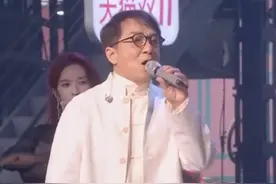 66岁成龙台上打醉拳，动作流利宝刀不老，与女偶像同台毫不违和图片
