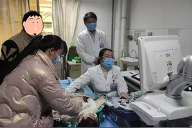 7岁女孩肚子痛，超声检查发现巨大肿瘤伴转移【呱呱教·137】图片