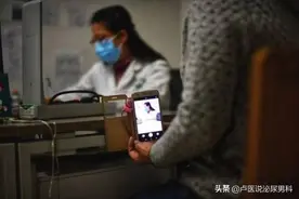 男子阴囊突发疼痛，就诊中家属偷偷录音，医生3句话终止家属行为图片